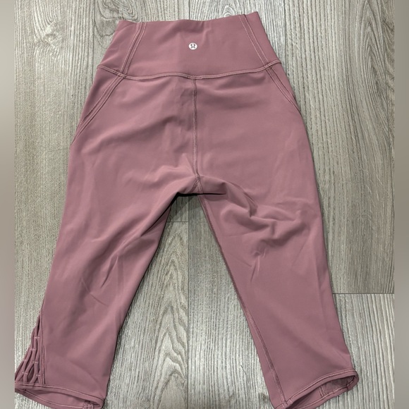 Lululemon Size 4 Legging Pink Cropped Mauve Love Knot Activewear Run Yoga Women - Picture 8 of 9